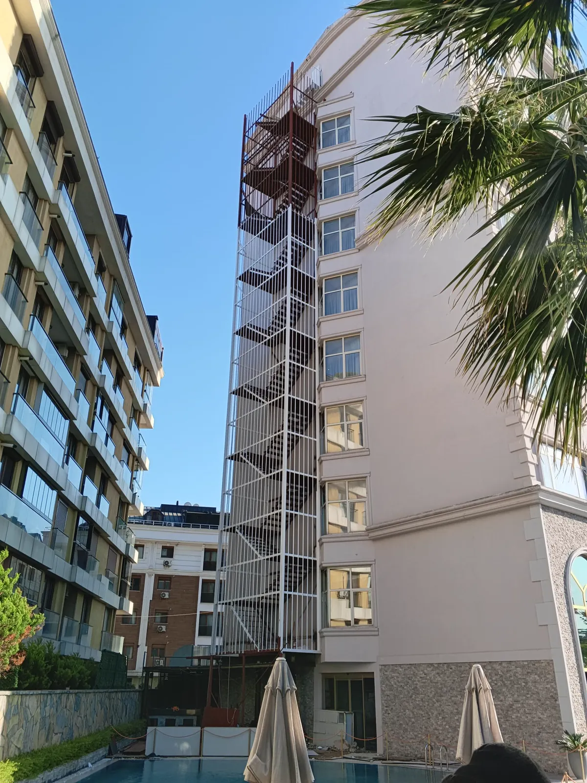 Çok katlı yapıda dış cephe yangın merdiveni uygulaması